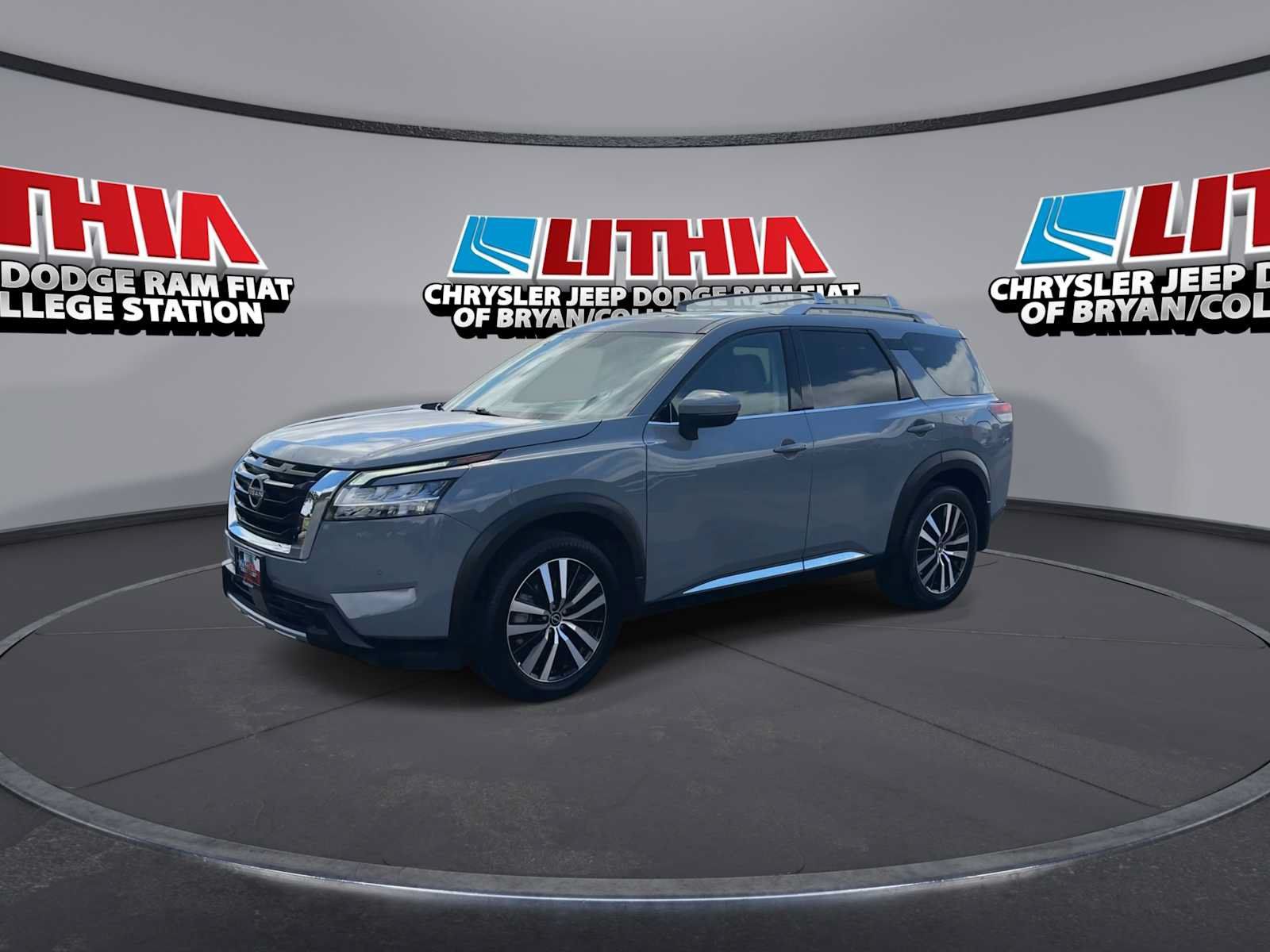 Used 2024 Nissan Pathfinder Platinum w/ Cargo Package FWD image 4