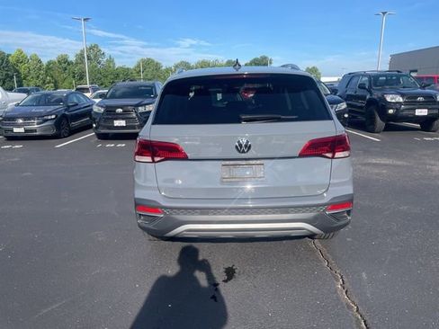 Used 2023 Volkswagen Taos SE FWD image 4