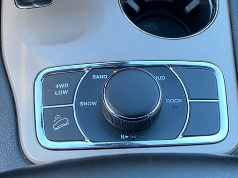 Used 2015 Jeep Grand Cherokee Limited w/ Luxury Group II AWD/4WD image 18