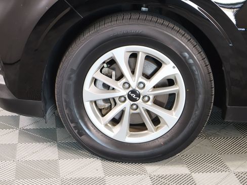 Used 2024 Kia Carnival LX FWD image 18