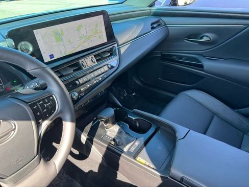Used 2025 Lexus ES 300h 300h w/ Premium Package image 16