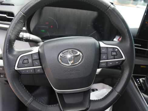 Used 2021 Toyota Sienna XLE w/ XLE Plus Package FWD image 13