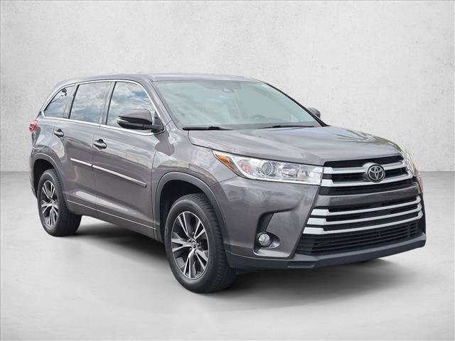 Used 2017 Toyota Highlander Plus w/ Carpet Mat Package FWD image 3