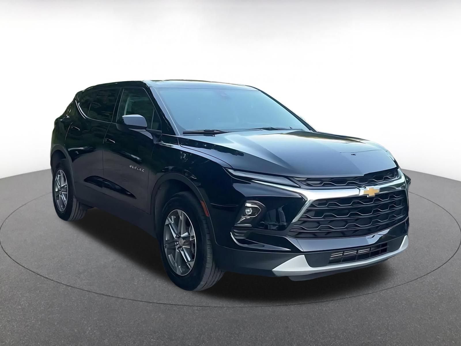 Used 2026 Chevrolet Blazer LT FWD image 3