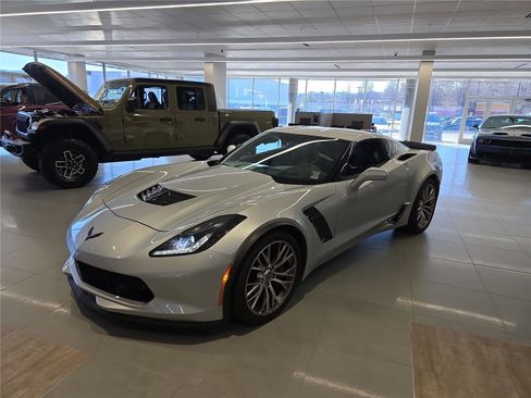 Used 2015 Chevrolet Corvette Z06 w/ 2LZ Preferred Equipment Group image 7