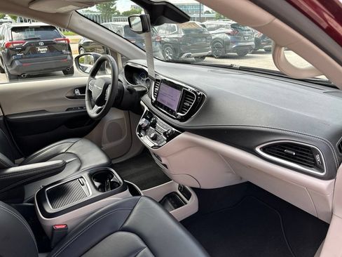 Used 2023 Chrysler Pacifica Touring-L AWD/4WD image 18