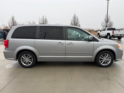 Used 2016 Dodge Grand Caravan SE image 2