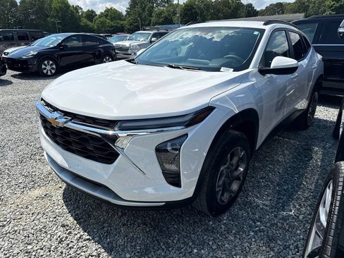 Used 2025 Chevrolet Trax LT FWD image 1