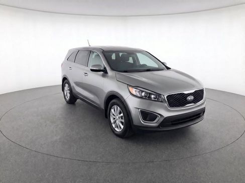Used 2017 Kia Sorento L image 3