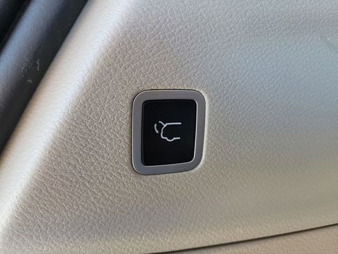 Used 2022 Chrysler Voyager LX FWD image 9