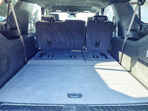 Used 2024 Chevrolet Suburban LT image 18