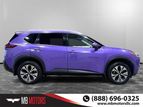 Used 2021 Nissan Rogue SV image 2