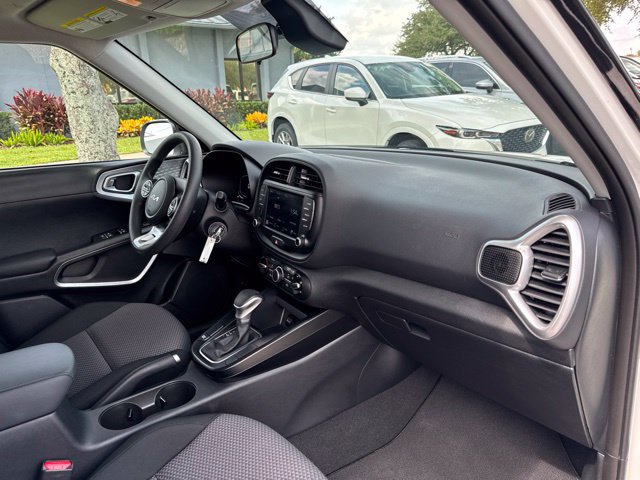 Used 2025 Kia Soul LX w/ LX Technology Package FWD image 10