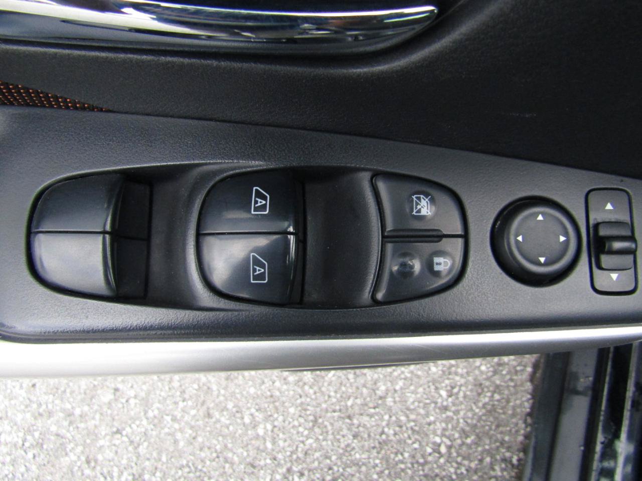 Used 2018 Nissan Kicks SR FWD image 12
