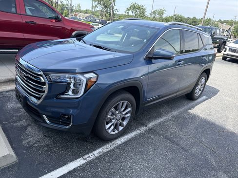 Used 2024 GMC Terrain SLT AWD/4WD image 5