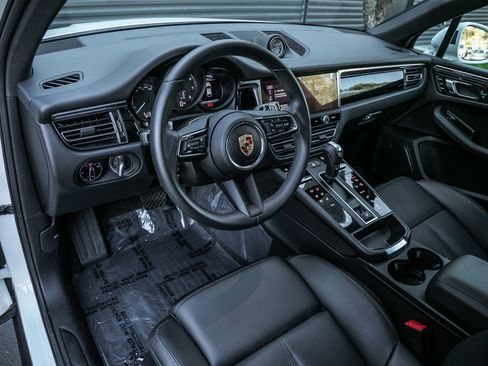 Certified 2025 Porsche Macan image 4