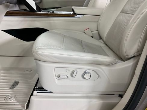 Used 2025 Cadillac Escalade ESV Sport Platinum image 28