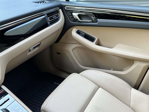 Used 2025 Porsche Macan image 30