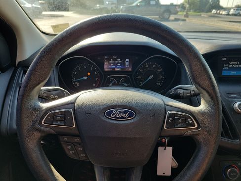 Used 2018 Ford Focus SE w/ SE Appearance Package FWD image 21