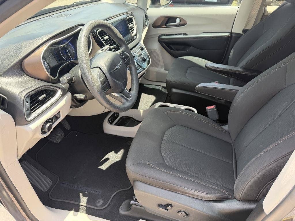 Used 2017 Chrysler Pacifica Touring FWD image 9