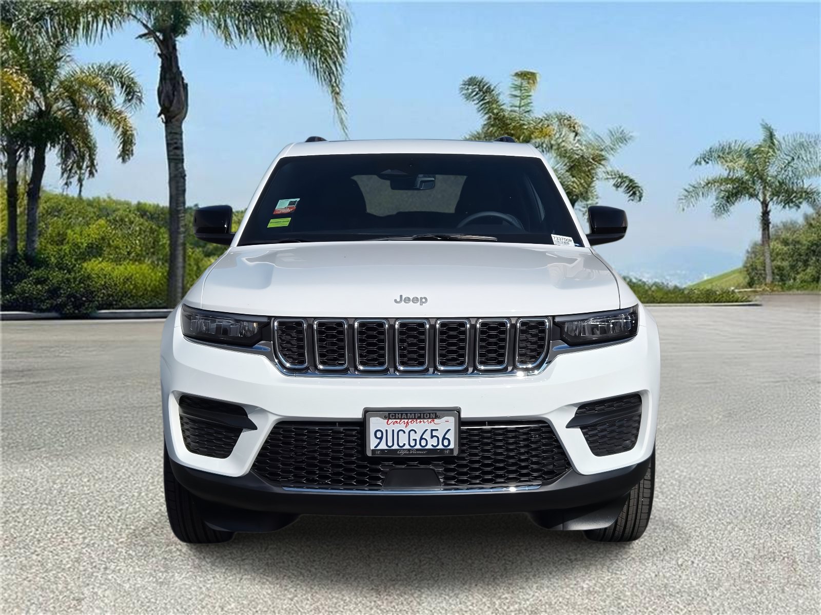 Used 2025 Jeep Grand Cherokee Laredo X RWD image 3