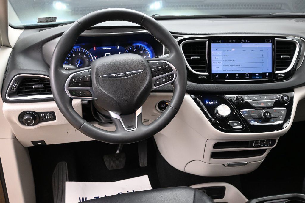 Used 2024 Chrysler Pacifica Touring-L FWD image 20