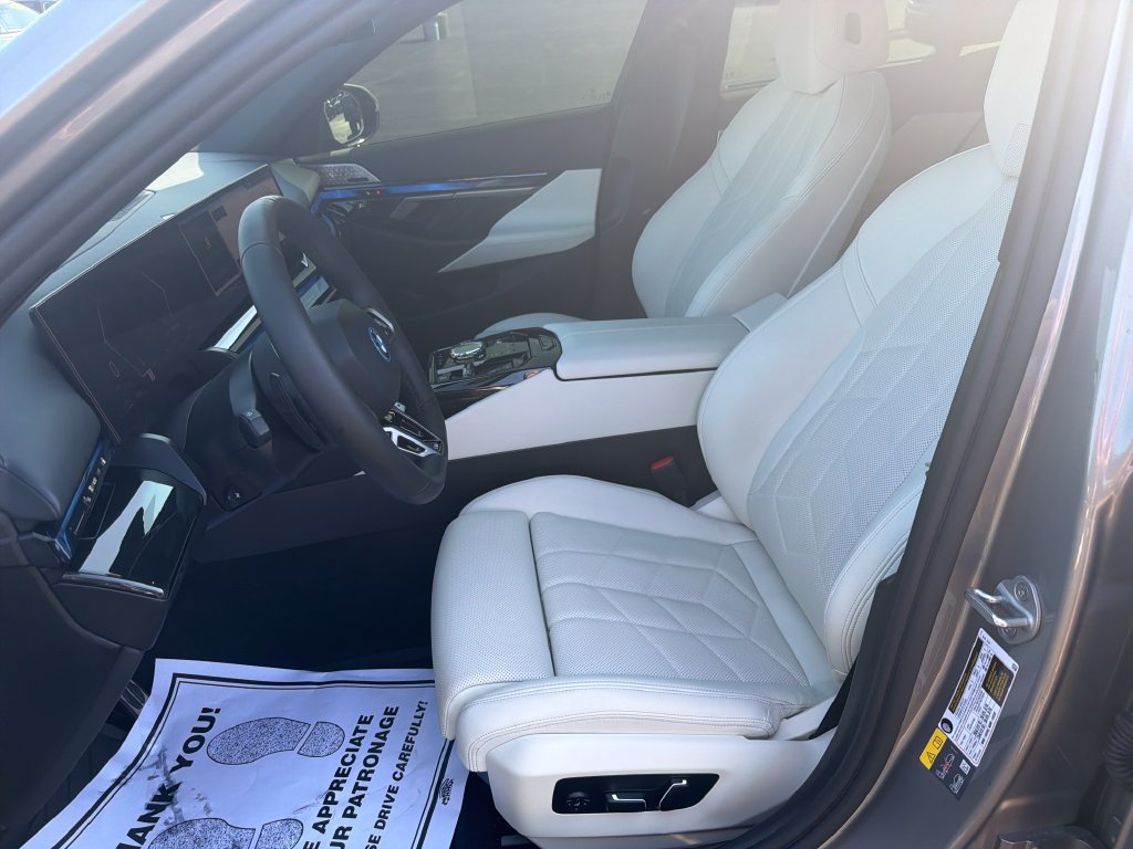 Used 2026 BMW 550e xDrive w/ Executive Package AWD/4WD image 3