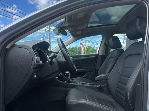 Used 2024 Volkswagen Jetta SE FWD image 11