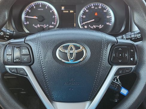 Used 2018 Toyota Highlander LE image 11