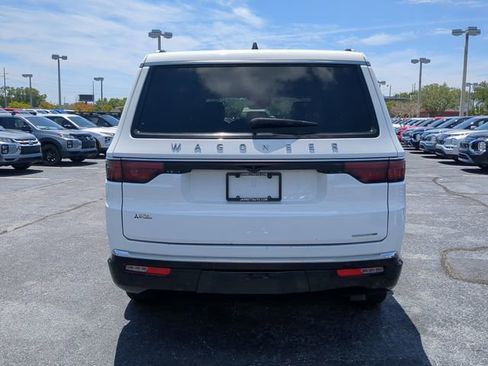 Used 2024 Jeep Wagoneer Series II w/ Flexible Seating Group RWD image 7