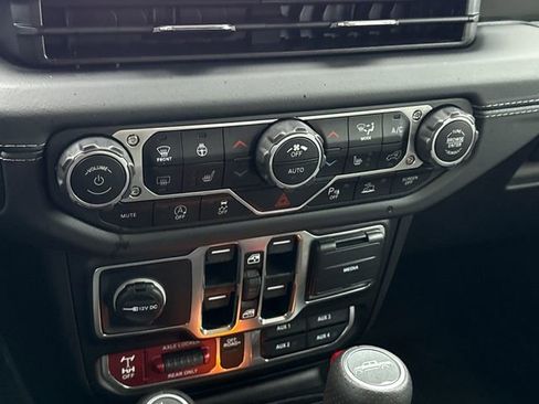Used 2025 Jeep Gladiator Mojave AWD/4WD image 27