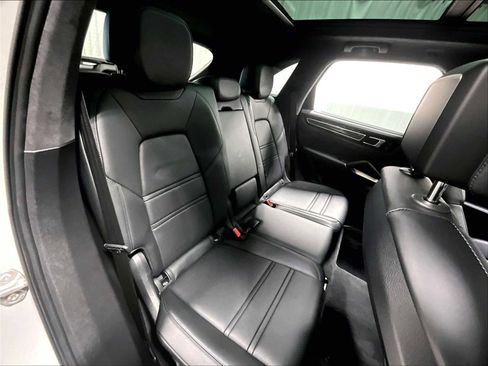 Used 2022 Porsche Cayenne Turbo image 32