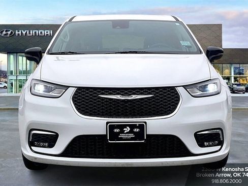 Used 2024 Chrysler Pacifica Touring-L image 3