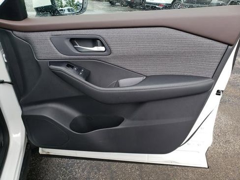 Used 2022 Nissan Rogue SV image 16