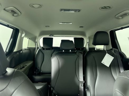 New 2026 Kia Carnival EX image 33