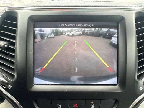 Used 2021 Jeep Cherokee Latitude Lux w/ Comfort/Convenience Group AWD/4WD image 17