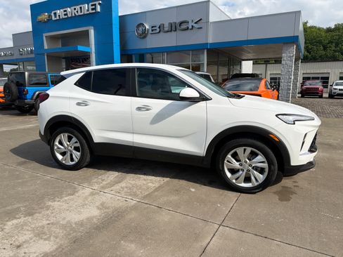 Used 2025 Buick Encore GX Preferred w/ Comfort Package AWD/4WD image 2