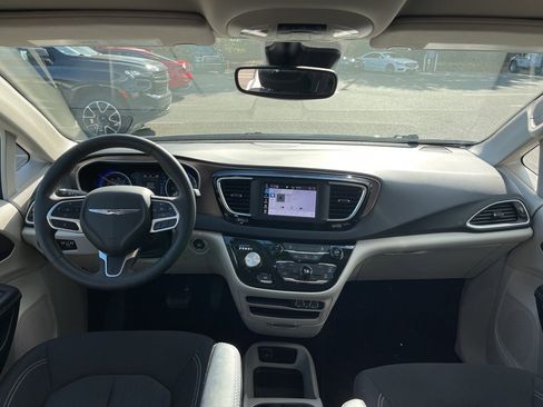 Used 2023 Chrysler Voyager LX image 8