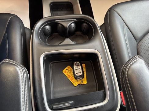 Used 2024 Chrysler Pacifica Touring-L image 25