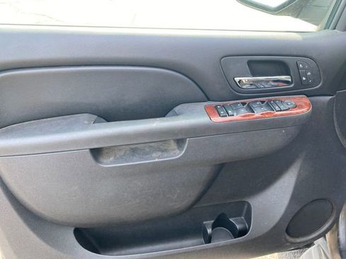 Used 2011 Chevrolet Avalanche LT image 9