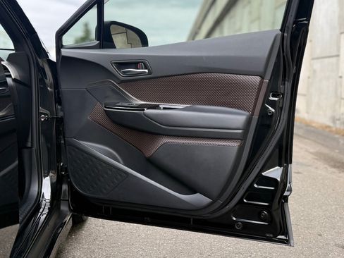 Used 2019 Toyota C-HR Limited FWD image 16