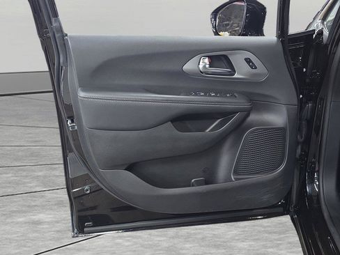 Used 2025 Chrysler Pacifica Select FWD image 12
