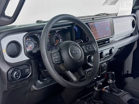 Used 2025 Jeep Gladiator Sport AWD/4WD image 9
