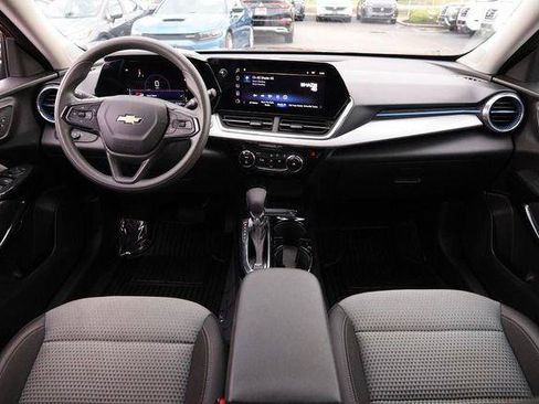 Used 2025 Chevrolet Trax LT FWD image 21