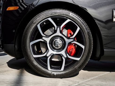 Used 2021 Rolls-Royce Cullinan Black Badge image 3