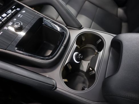 Used 2024 Porsche Cayenne AWD/4WD image 16