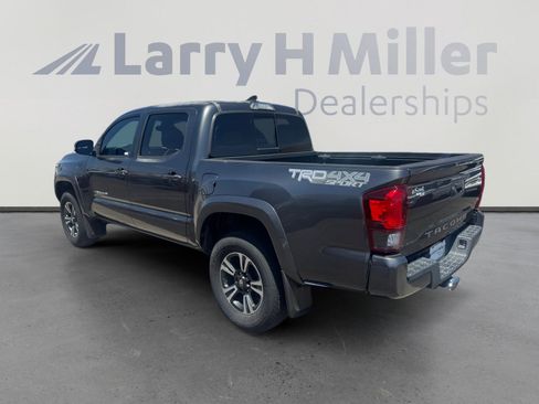 Used 2018 Toyota Tacoma TRD Sport AWD/4WD image 3