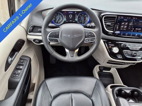 Used 2024 Chrysler Pacifica Touring-L image 14