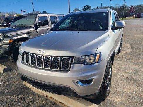Used 2019 Jeep Grand Cherokee Laredo w/ Laredo X Package image 2