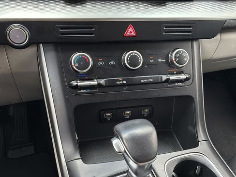 Used 2023 Kia Carnival LX image 18